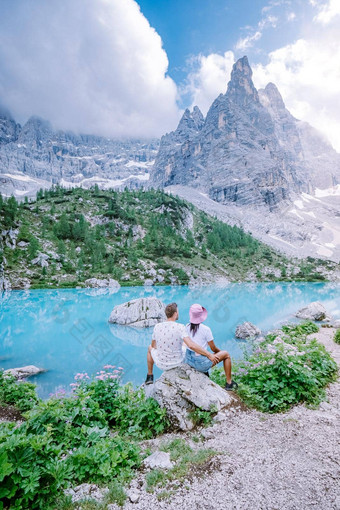夫妇访问蓝色的绿色湖意大利白云石山脉美丽的湖索拉皮斯泻湖索拉皮斯白云石山脉受欢迎的旅行目的地意大利
