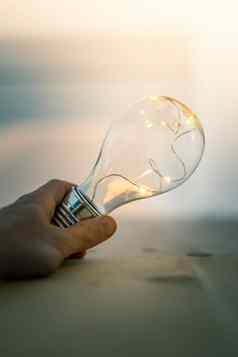 时间的想法灵感发明手持有领导灯泡