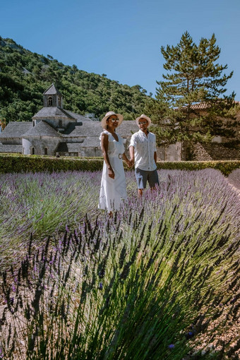 夫妇访问小镇Gordes普罗旺斯盛开的紫色的薰衣草字段senanque修道院普罗旺斯南部法国