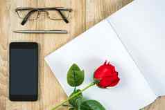 红色的玫瑰空白笔记本日记智能手机情人节概念