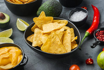 墨西哥食物概念玉米片黄色的玉米totopos芯片酱汁灰色的背景