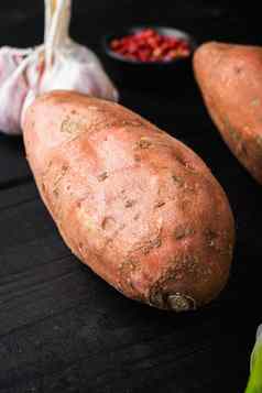 甜蜜的土豆红薯成分黑色的木背景