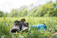 夏天假期蓝色的瓶水灰色鞋子绿色草复制空间