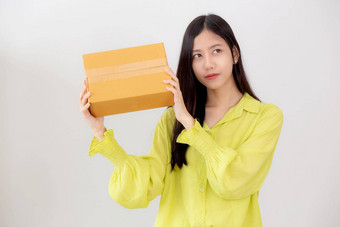 年轻的亚洲女人微笑持<strong>有</strong>纸板盒子<strong>惊喜</strong>首页快乐女携带包裹盒子兴奋现在礼物包装交付在线购物商店服务概念