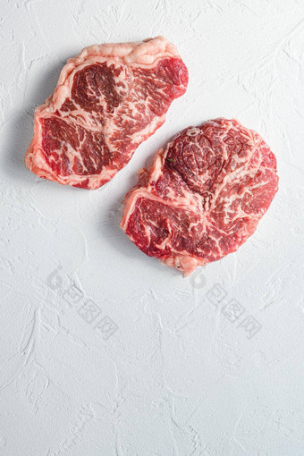 牛肉前叶片牛排有机肉白色变形背景前视图空间文本