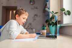 可爱的小学生研究首页学校家庭作业距离学习在线教育
