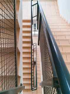前视图现代楼梯光楼梯金属栏杆