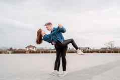 年轻的夫妇跳舞充满激情的探戈广场公园