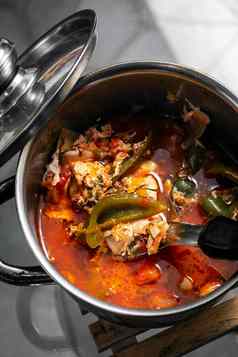 传统的辣的番茄蛋汤炖肉木头葡萄牙