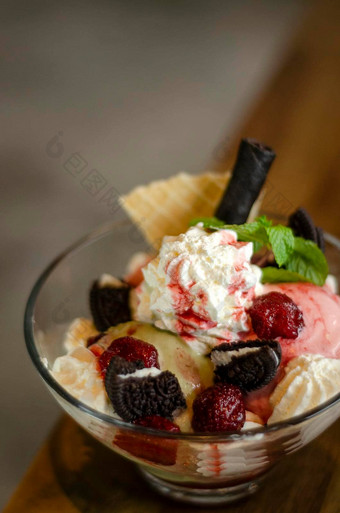 树莓阿月浑子冰奶油圣代甜点碗