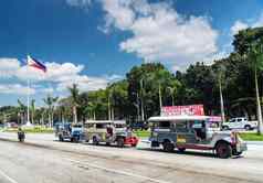 吉普尼公共汽车当地的运输交通市中心马尼拉城市街菲律宾