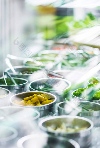 碗混合新鲜的有机蔬菜沙拉酒吧显示