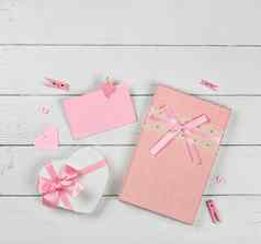 粉红色的礼物盒子纸请注意白色表格