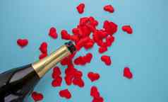 开放瓶香槟红色的心蓝色的背景假期概念一年情人节一天3月