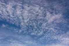云积云天空自然天气季节水水分蓝色的天空白色背景浮动空气空间天气预报员大气高摄影图像图片插图框架有创意的艺术颜色设计装饰装饰的角度来看前景中间计划删除