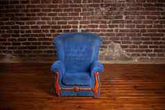 脏古董蓝色的扶手椅站室内