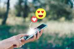 手触摸智能手机爱图标社会媒体标志沟通网络情人节