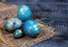 复活节装饰概念蓝色的画鸡蛋麻布有特写镜头