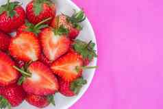 红色的草莓食物背景甜蜜的红色的水果一半板红色的浆果心形的水果粉红色的布纹理