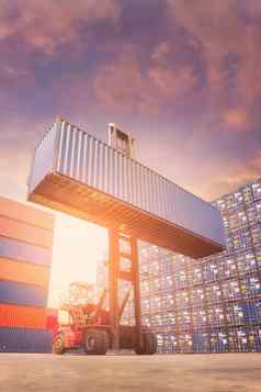 叉车卡车提升货物容器航运院子里运输进口出口物流工业概念