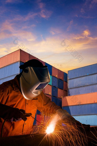 工业焊接工人焊接钢结构货物容器堆栈背景运输航运物流工业概念