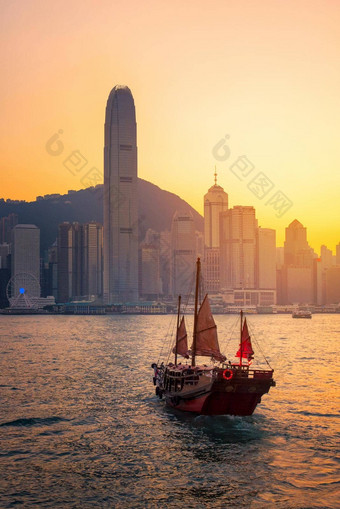 在香港香港传统的木中国人船旅游服务维多利亚港日落视图九龙一边在香港香港