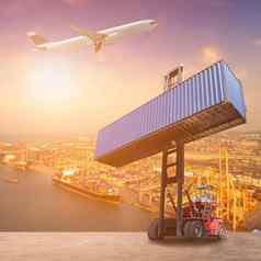 物流运输容器货物船货物飞机叉车卡车工作航运院子里照片概念全球业务容器航运物流进口出口行业