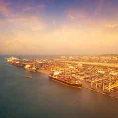 大容器航运船航运院子里主要运输货物容器航运照片概念全球业务容器航运物流进口出口行业