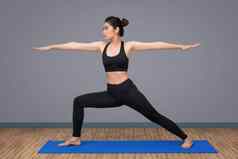 年轻的亚洲女人练习瑜伽构成瑜伽健康的体育运动健身房瑜伽冥想好好处健康照片概念瑜伽体育运动健康的生活方式