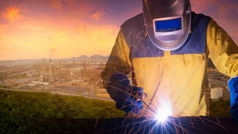 双曝光焊接工人焊接钢结构石油气体炼油厂植物石油石化行业生产背景