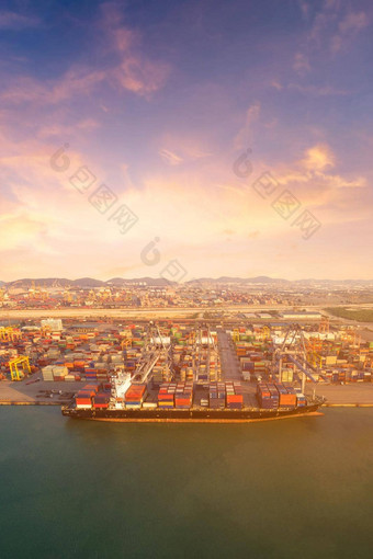 大容器航运船航运院子里主要运输货物容器航运照片概念全球业务容器航运物流进口出口行业