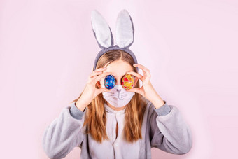 <strong>女孩兔子兔子</strong>耳朵头保护面具彩色的鸡蛋粉红色的背景科维德复活节假期