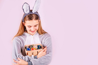 <strong>女孩兔子兔子</strong>耳朵头篮子完整的彩色的鸡蛋粉红色的背景快乐的微笑快乐孩子复活节假期横幅