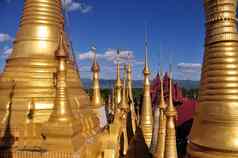 外异国情调的寺庙舍利塔payas拍摄金明亮的舍利塔寺庙湖茵莱蓝色的天空缅甸神圣的的地方