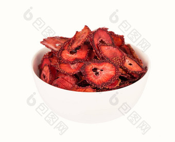 干草莓白色板草莓水果芯片孤立的白色背景