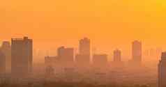 空气污染烟雾细灰尘覆盖城市早....橙色日出天空城市景观被污染的空气脏环境城市有毒灰尘不健康的空气城市不健康的生活