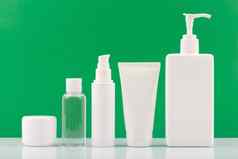 集生物有机化妆品产品脸身体护理白色表格绿色背景