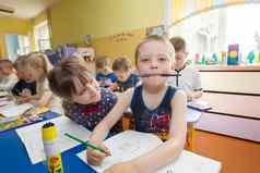 白俄罗斯城市高美尔4月开放一天幼儿园孩子们画教训幼儿园有趣的学龄前儿童铅笔笔记本