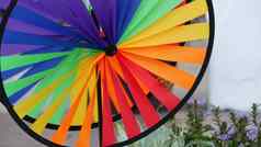 色彩斑斓的纸风车旋转天气风叶片花园装饰美国彩虹象征童年幻想想象力旋转多彩色的螺旋玩具把微风夏季做梦