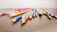 集彩色的铅笔文具很多五彩缤纷的铅笔表格