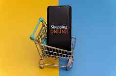 购物车智能手机在线购物概念