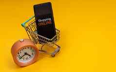 购物车智能手机时钟在线购物概念
