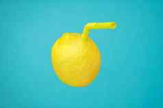 成熟的多汁的柠檬喝玻璃稻草自然新鲜柠檬水使真正的水果蓝色的维生素黄色的柠檬水果最小的概念自制的柠檬水挤压让人耳目一新喝