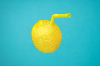 成熟的多汁的柠檬喝玻璃稻草自然<strong>新鲜</strong>柠檬水使真正的水果蓝色的维生素黄色的柠檬水果最<strong>小</strong>的概念自制的柠檬水挤压让人耳目一新喝