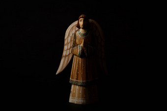 木天使祈祷一半脸黑暗黑色的背景复制空间