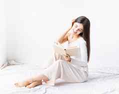 女人白色舒适的衣服阅读书