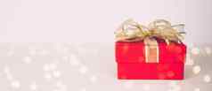 红色的礼物盒子木表格散景背景爱浪漫礼物庆祝活动周年纪念日惊喜桌子上快乐生日复制空间情人节一天概念