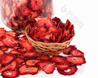 干草莓浆果草莓水果芯片孤立的白色背景