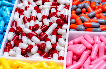 胶囊药片塑料托盘制药行业药物生产制药学概念维生素补充胶囊红色的白色橙色灰色的粉红色的黄色的蓝色的胶囊药片