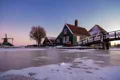 雍斯安风车村冬天雪景观雪覆盖木历史风车雍斯安荷兰荷兰